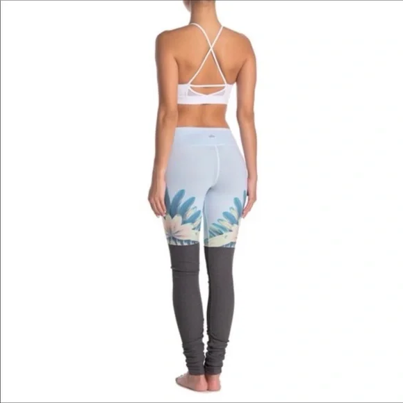 Alo Yoga Goddess Ribbed Legging Woman’s Size Large Tropical Feathers Print/Grey - Picture 5 of 13